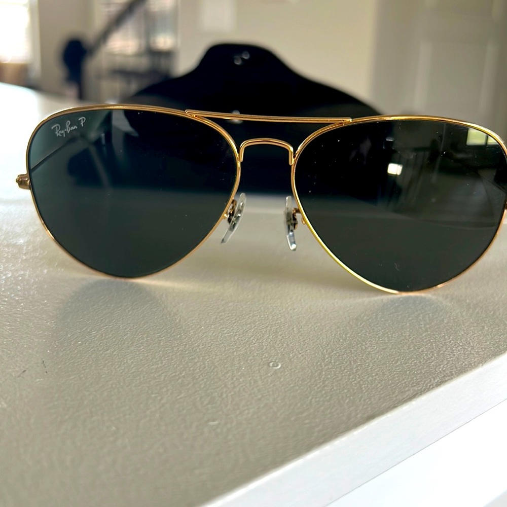 Ray Ban polarized aviators with no scratches on the lenses.